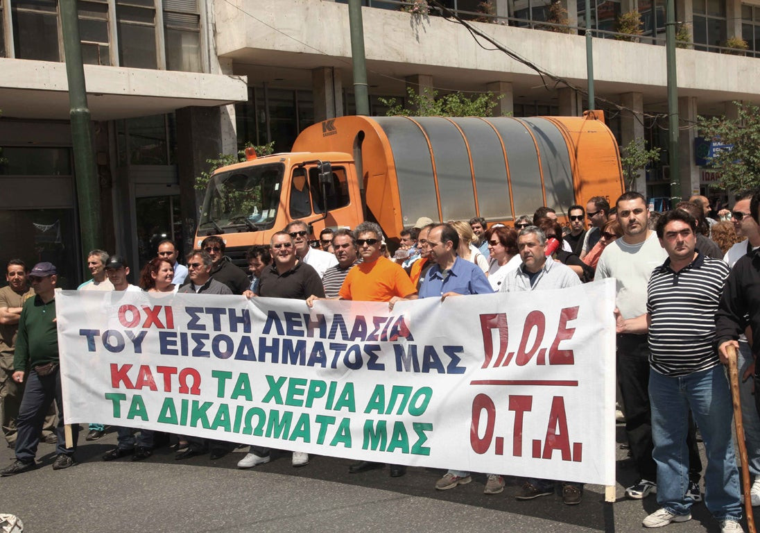 Επεισόδια στη Βουλή: Οι εργαζόμενοι στην καθαριότητα των δήμων επιχείρησαν να εισβάλουν και τα ΜΑΤ απάντησαν με χημικά